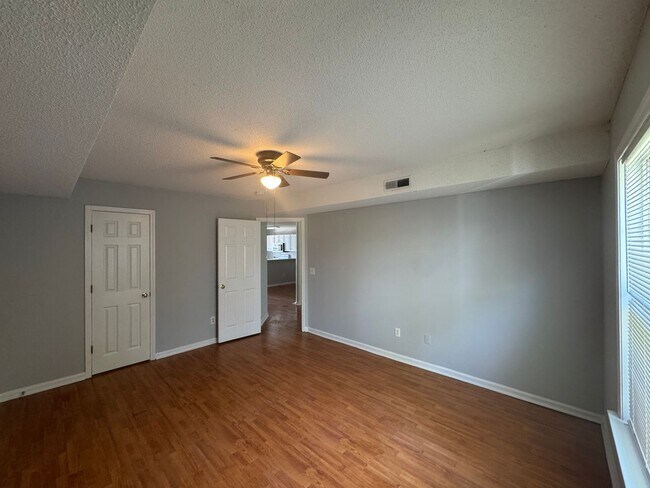 Building Photo - ~~HORTON PLACE ~~ FIRST FLOOR CONDO ~~