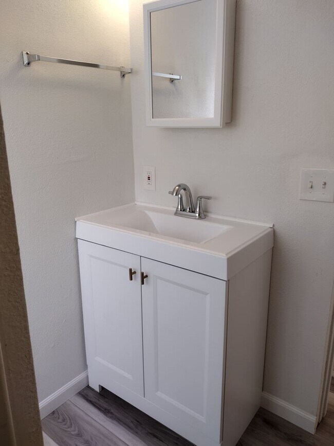 Building Photo - Sharp 1 Bed/1 Bath Updated Apt