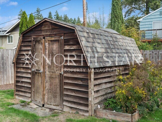 Building Photo - Charming Updated One-Level Home with Spacious Yard in Lake Oswego