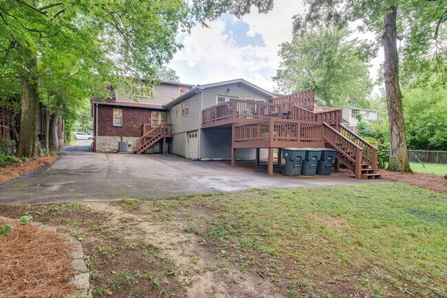 Building Photo - 2610 Woodlawn Dr