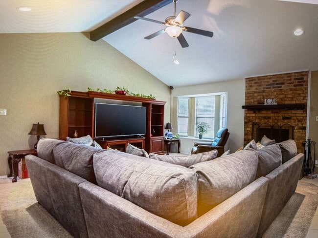 Building Photo - Wedgewood Addition 3 bed 2 bath 2 car garage