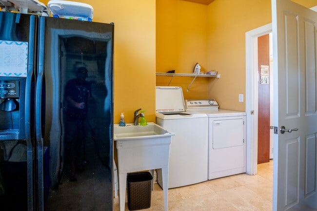 Building Photo - RENT MONTHLY THIS AMAZING HOME THIS OFF-SE...