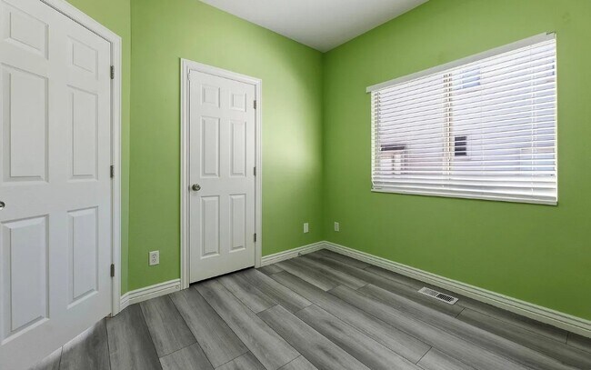 Building Photo - 989 Cinnamon Ridge Dr