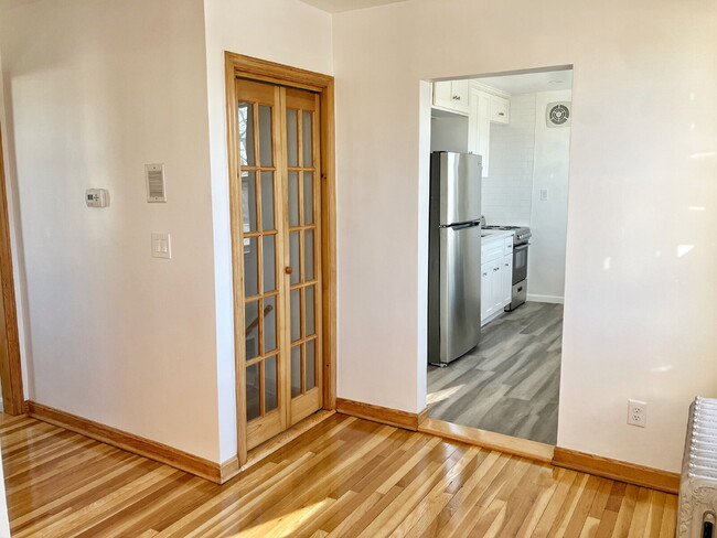 Building Photo - Recently updated 1 bedroom, 1 bathroom. Re...