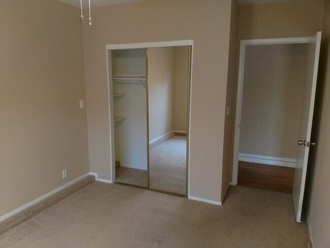 Building Photo - Henderson 4 Bedroom