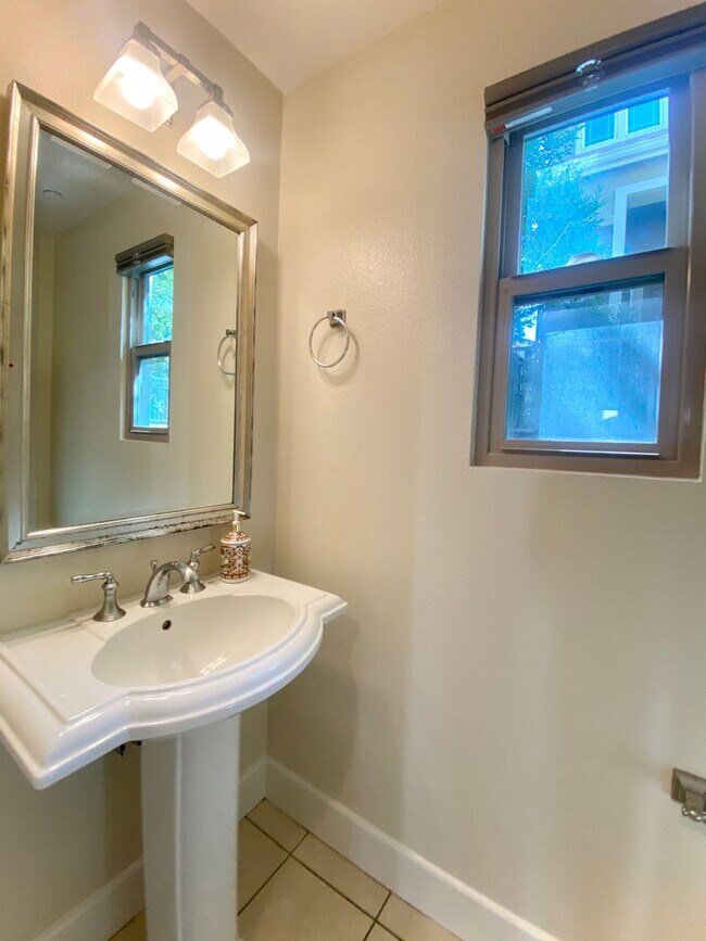 Building Photo - Modern Fremont Home with Expansive Loft for Rent!
