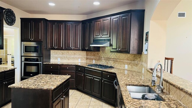 Building Photo - 513 Fallen Oaks Dr