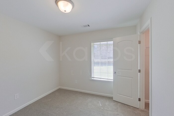 Building Photo - 114 Live Oak Dr