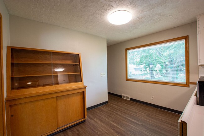 Building Photo - Extremely Spacious 2 Bedroom / 1 Bath Home