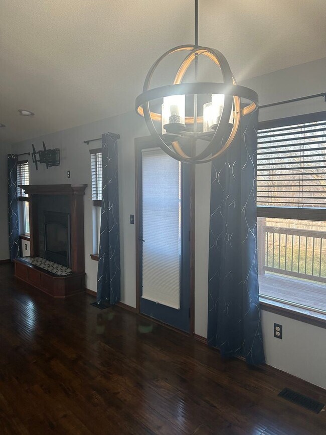 Building Photo - Updated 5 Bedroom , 3 Bath House in Derby Large back Yard