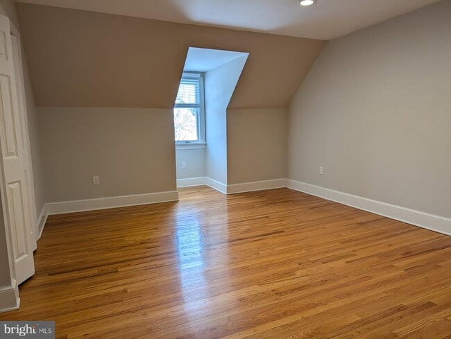 Building Photo - 295 Bay St