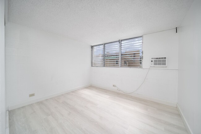 Building Photo - Upgraded Condo w/ Assigned Parking Near H1...