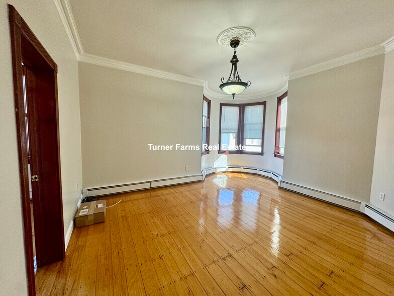 Building Photo - 19 Monmouth St