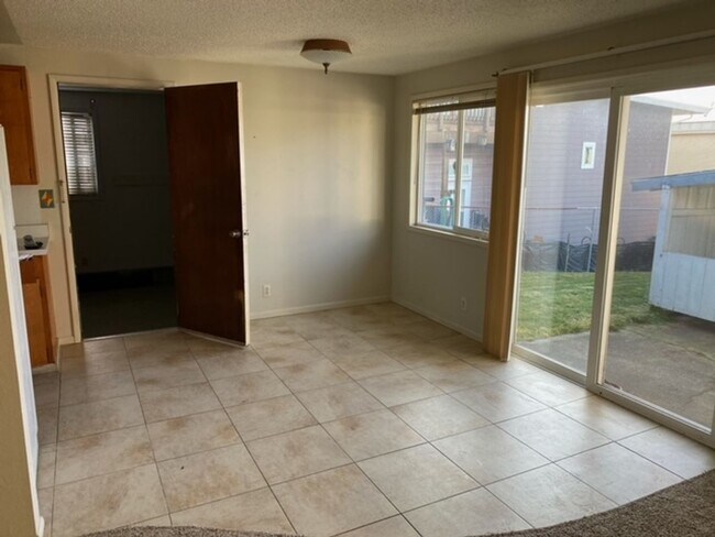 Building Photo - 2070