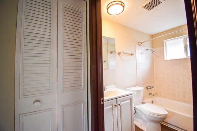 Building Photo - Bright and Spacious 2 Bed 1 Bath APT in NE...