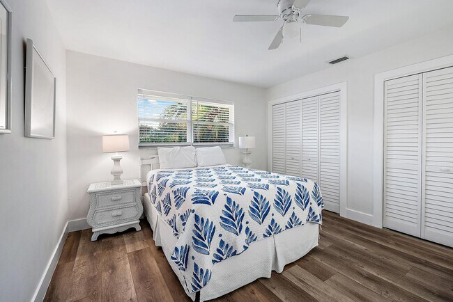 Building Photo - 305 Country Club Dr