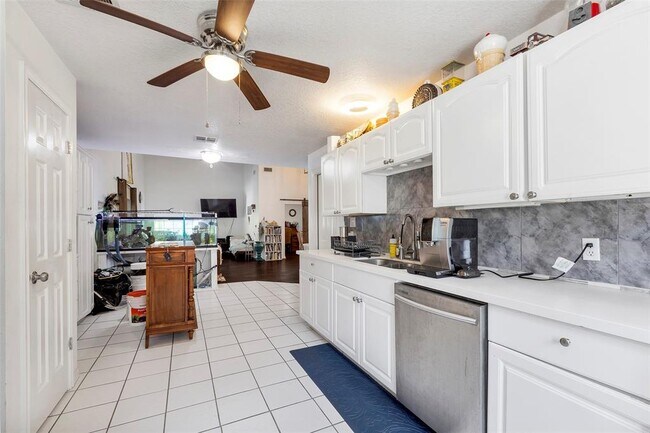 Building Photo - 13392 Southshore Dr
