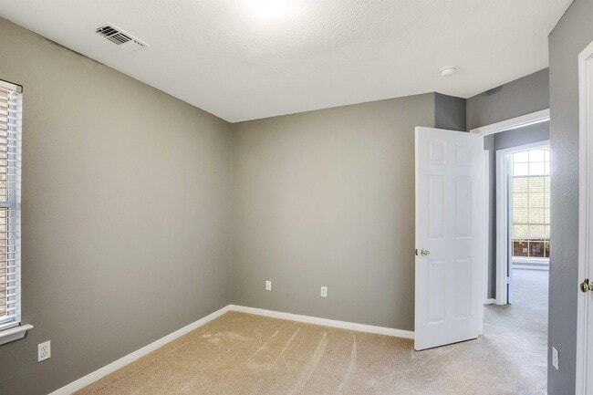 Building Photo - 910 Champions Point Dr