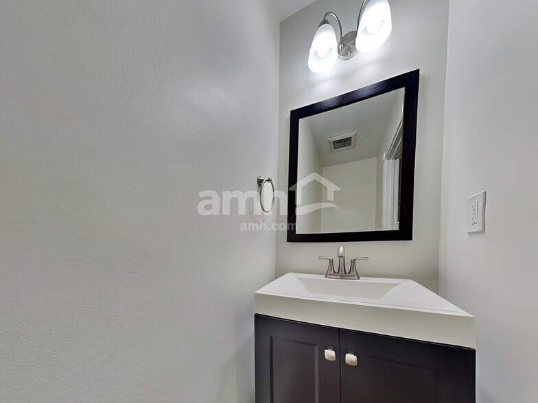 Building Photo - 920 Underhill Ct