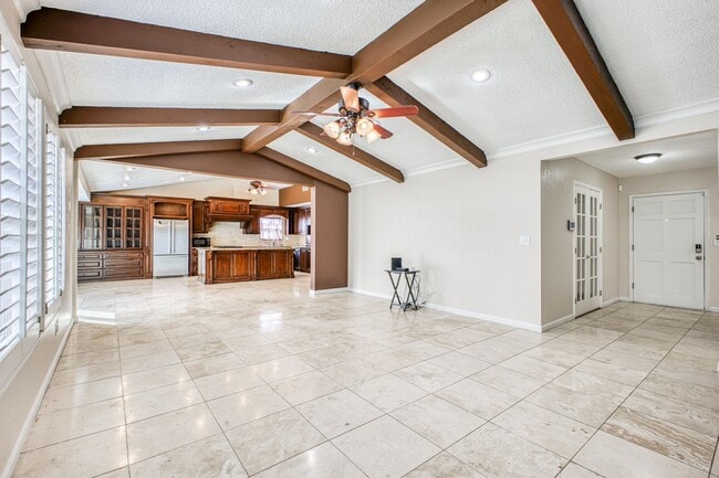 Building Photo - Beautiful House with 4 bed - 2 baths - office & covered big Jacuzzi