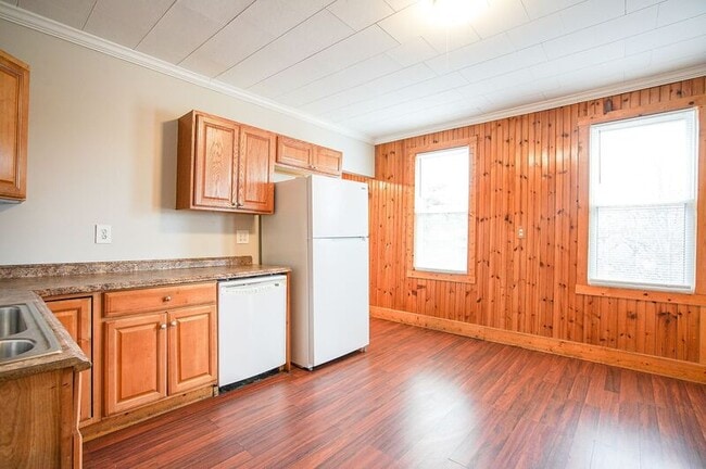 Building Photo - 10-12 River Street