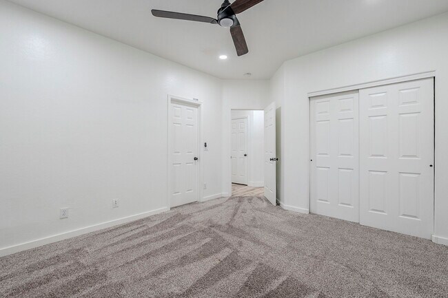 Building Photo - 760 N Swan Dr