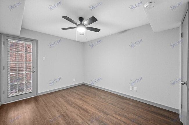 Building Photo - 9520 Royal Ln