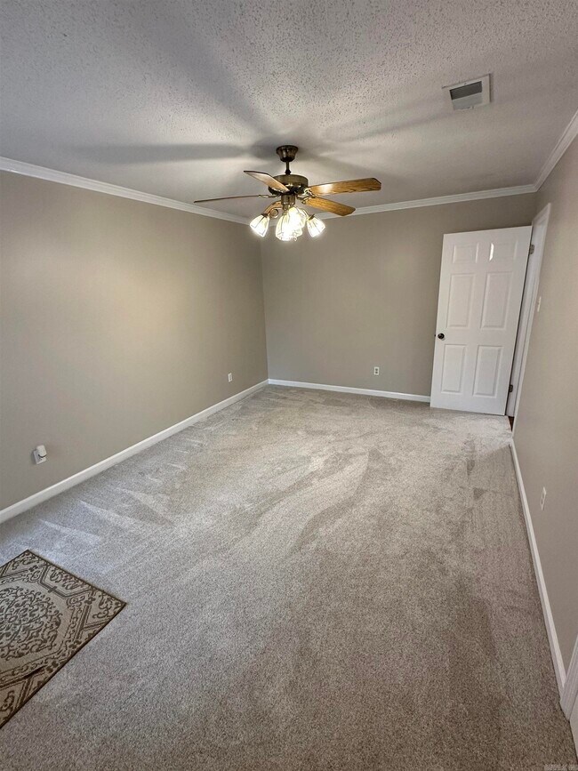 Building Photo - 9 Oak Forest Dr