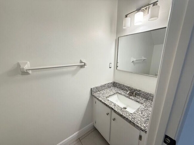 Building Photo - 2/1.5 Winter Springs Townhome with screened patio