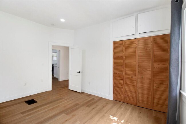 Building Photo - 1024 E Crenshaw St