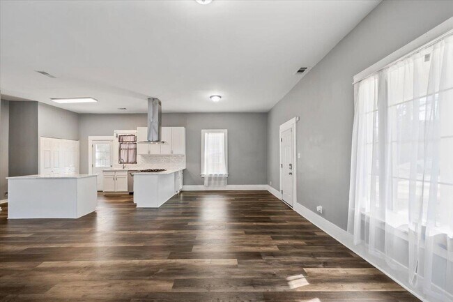 Building Photo - 2046 Courtland Pl