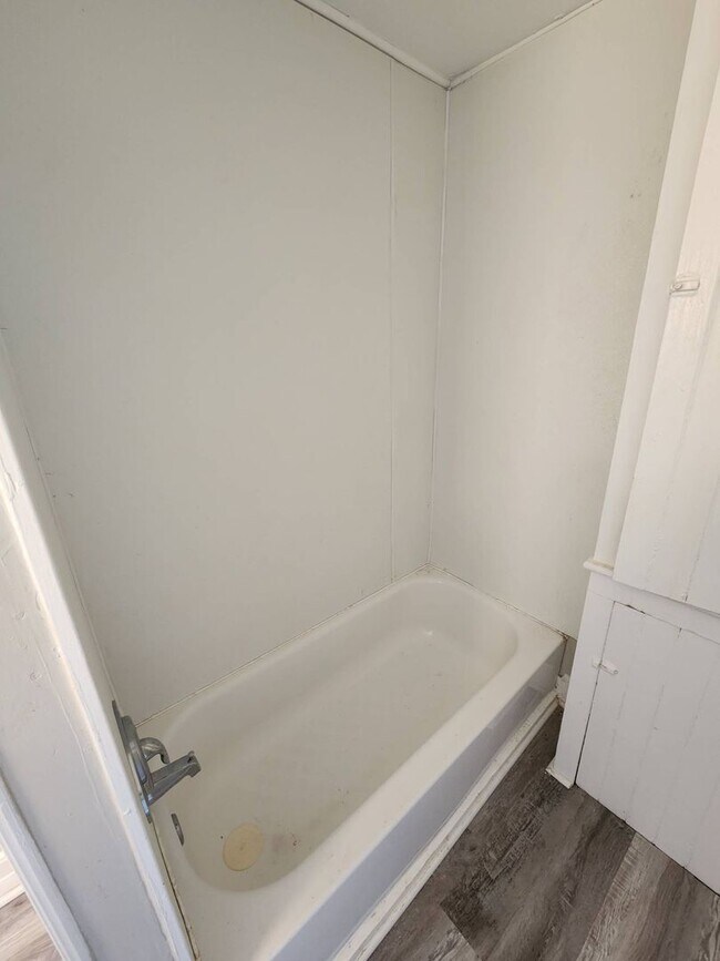 Building Photo - Charming 4-Bedroom Property in Prime Location (SECTION 8 VOUCHERS ACCEPTED)