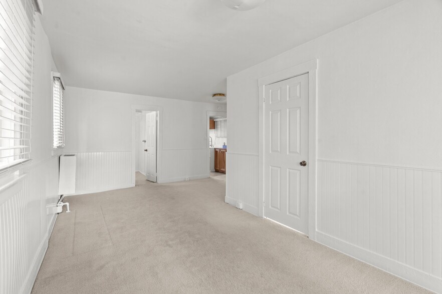 Building Photo - 439 Howland Canal