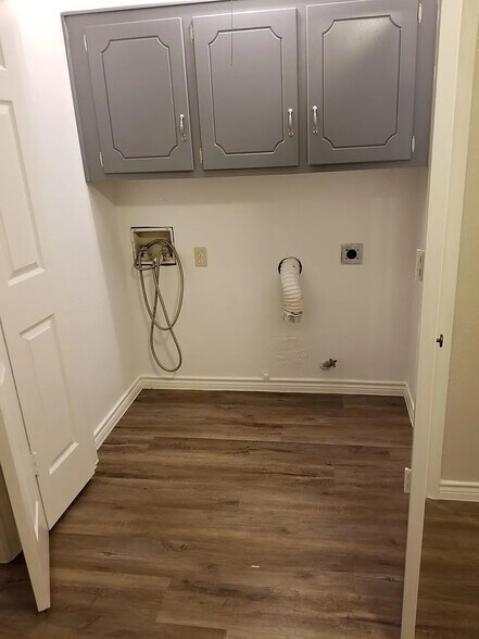 Building Photo - Room in Duplex on St Paul Ct