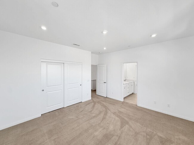 Building Photo - Beautiful 5B/4.5BA Home in Escondido Now A...