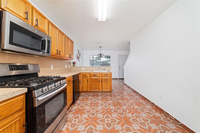 Building Photo - 1106 N Rock Dr