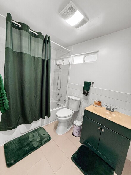 Building Photo - 1521 W 37th Pl