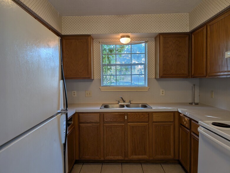 Building Photo - 1806 Treehouse Trl