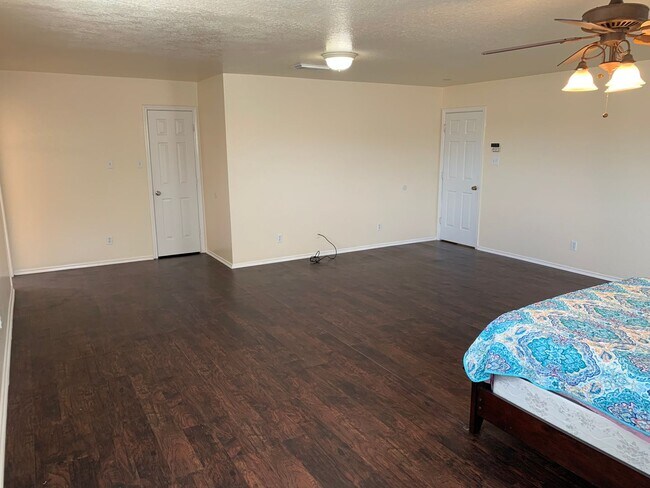 Building Photo - MUST SEE!! 4 Bed | 2.5 Bath | Loft | 2-Car Garage | Covered Patio!