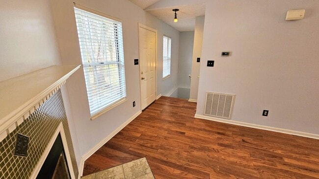 Building Photo - West Knoxville 37923 - 2 bedroom, 2 bath condo - Contact Ryan Fogarty (865) 333-4840