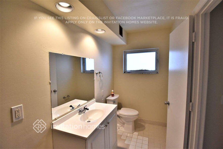 Building Photo - 3520 SW 70th Ave