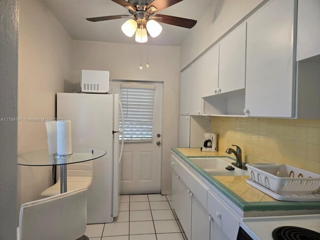 Building Photo - 1152 Bayview Dr