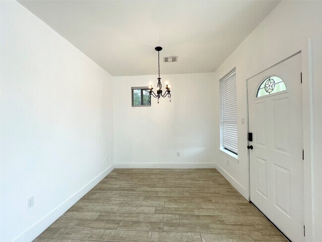 Building Photo - 5121 Southwind St