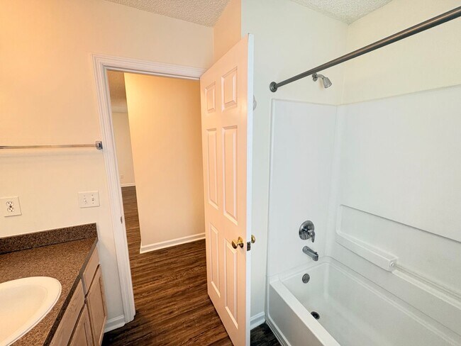 Building Photo - 10 Broadland Cir