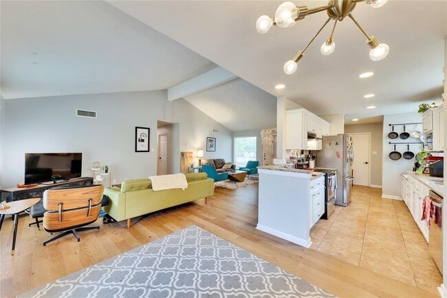 Building Photo - 8213 Briarwood Ln