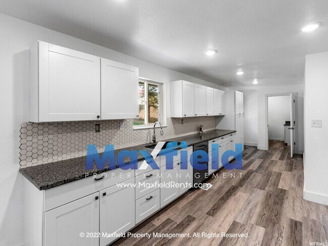Building Photo - Sandy Rambler 4 BD 3.5 BA 2 GAR Home locat...