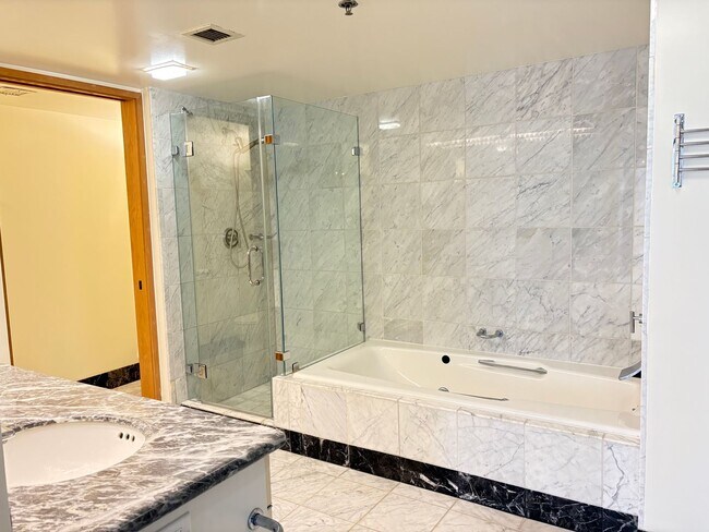 Building Photo - Live at the Gateway to Waikiki – Waikiki Landmark