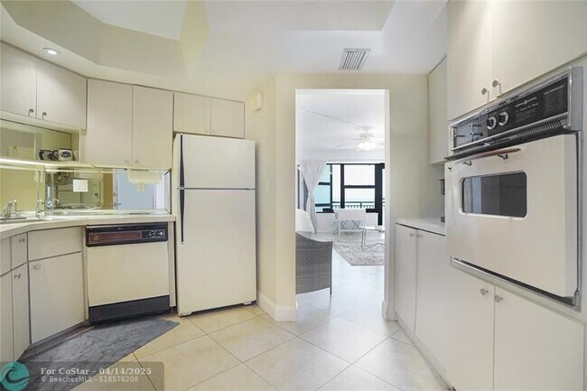 Building Photo - 3800 Galt Ocean Dr