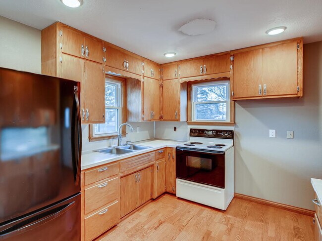 Building Photo - 3328 Kraft Cir N