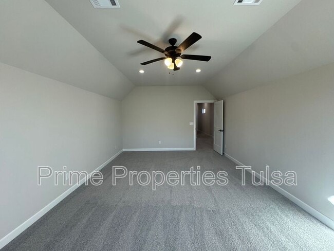 Building Photo - 1022 E Delmar Pl